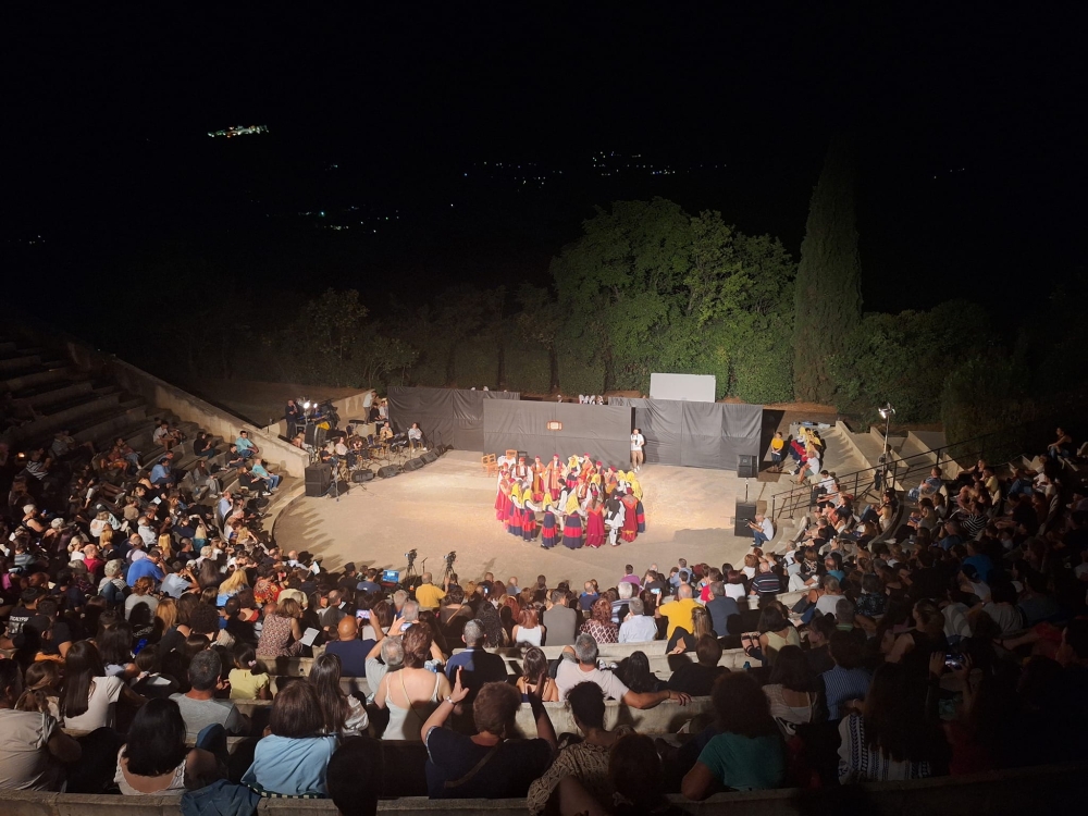 &Eta; &lambda;&alpha;&kappa;&omega;&nu;&iota;&kappa;ή &pi;&alpha;&rho;ά&delta;&omicron;&sigma;&eta; &beta;&rho;έ&theta;&eta;&kappa;&epsilon; &sigma;&tau;&omicron; &epsilon;&pi;ί&kappa;&epsilon;&nu;&tau;&rho;&omicron; &tau;&omicron;&upsilon; &laquo;&kappa;ύ&kappa;&lambda;&omicron;&upsilon; &tau;&eta;&sigmaf; &zeta;&omega;ή&sigmaf;&raquo;