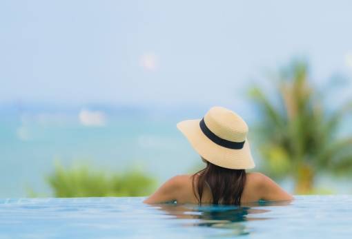 3 τρόποι για να προστατεύσεις τα μαλλιά σου από το χλώριο της πισίνας