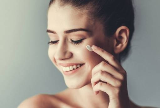 Ενυδατική κρέμα: Ο σωστός τρόπος να την απλώνεις στο πρόσωπό σου