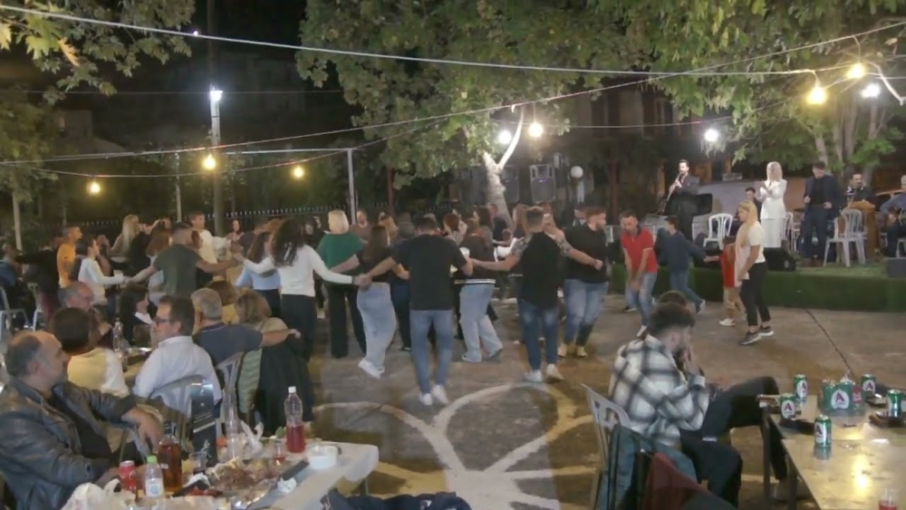 &Pi;&alpha;&nu;&eta;&gamma;ύ&rho;&iota; &sigma;&tau;&eta;&nu; &Pi;&epsilon;&lambda;&lambda;ά&nu;&alpha; &mu;&epsilon; &Xi;. &Beta;έ&rho;&rho;&alpha; &kappa;&alpha;&iota; &Sigma;. &Kappa;ό&kappa;&kappa;&omicron;&rho;&eta;