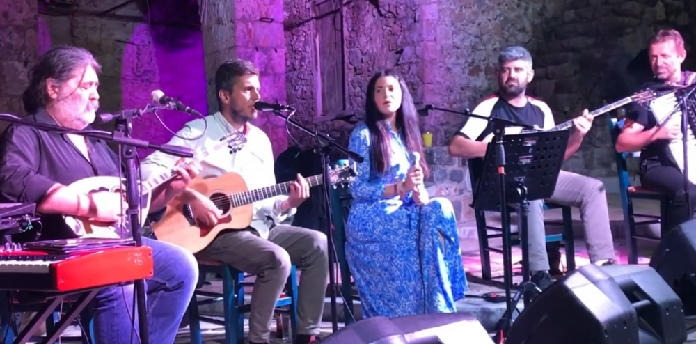 &Mu;&iota;&alpha; &mu;&epsilon;&lambda;&omega;&delta;&iota;&kappa;ή &beta;&rho;&alpha;&delta;&iota;ά &mu;&epsilon; έ&nu;&tau;&epsilon;&chi;&nu;&omicron; &laquo;&alpha;&pi;&omicron;&tau;ύ&pi;&omega;&mu;&alpha;&raquo; &sigma;&tau;&omicron;&nu; &Beta;&alpha;&sigma;&sigma;&alpha;&rho;ά (&Phi;&Omega;&Tau;&Omicron;)