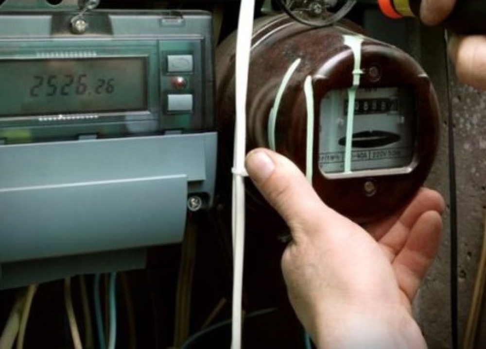 &laquo;&Xi;&eta;&lambda;ώ&theta;&eta;&kappa;&epsilon;&raquo; &sigma;&pi;&epsilon;ί&rho;&alpha; &alpha;&pi;&alpha;&tau;&epsilon;ώ&nu;&omega;&nu; &pi;&omicron;&upsilon;&hellip; &theta;&upsilon;&mu;ί&zeta;&epsilon;&iota; &Lambda;&alpha;&kappa;&omega;&nu;ί&alpha;