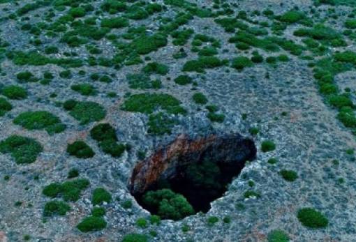 Πετώντας πάνω από την απόκοσμη Μαύρη Τρύπα της Μάνης (VIDEO)