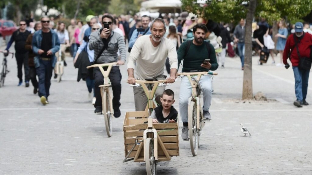 &Tau;&omicron; &kappa;ό&mu;&mu;&alpha; &laquo;&Epsilon;&upsilon;&raquo; ί&delta;&rho;&upsilon;&sigma;&epsilon; &omicron; &Pi;&omicron;&lambda; &Epsilon;&upsilon;&mu;&omicron;&rho;&phi;ί&delta;&eta;&sigmaf;