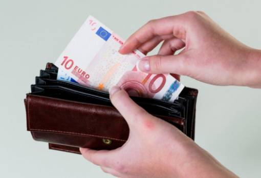 Αυτόματη η αναπροσαρμογή του κατώτατου μισθού