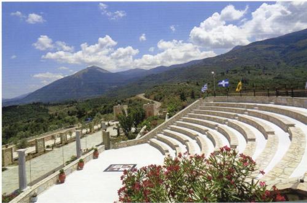 &Omicron;&iota; &laquo;&Nu;&epsilon;&phi;έ&lambda;&epsilon;&sigmaf;&raquo; &tau;&omicron;&upsilon; &Alpha;&rho;&iota;&sigma;&tau;&omicron;&phi;ά&nu;&eta; &sigma;&tau;&omicron; &Alpha;&mu;&phi;&iota;&theta;έ&alpha;&tau;&rho;&omicron; &Sigma;&pi;&alpha;&nu;&tau;ί&delta;&omicron;&upsilon;