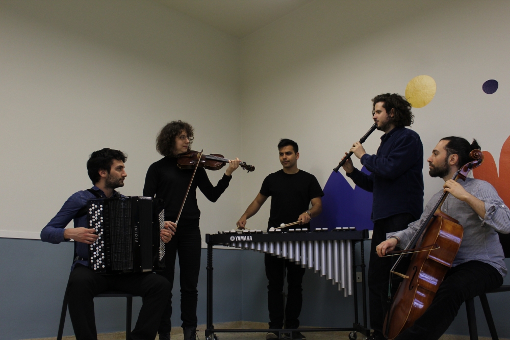 Oros ensemble: &Eta; &mu;&omicron;&upsilon;&sigma;&iota;&kappa;ή &laquo;&pi;&lambda;&eta;&mu;&mu;&upsilon;&rho;ί&zeta;&epsilon;&iota;&raquo; &tau;&eta; &Beta;&alpha;&mu;&beta;&alpha;&kappa;&omicron;ύ!