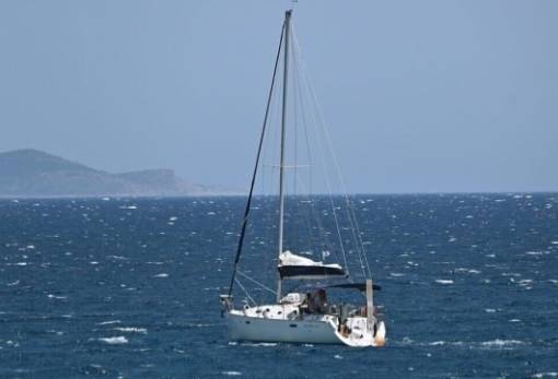 Ιστιοφόρο «έμεινε» στη θάλασσα της Μάνης