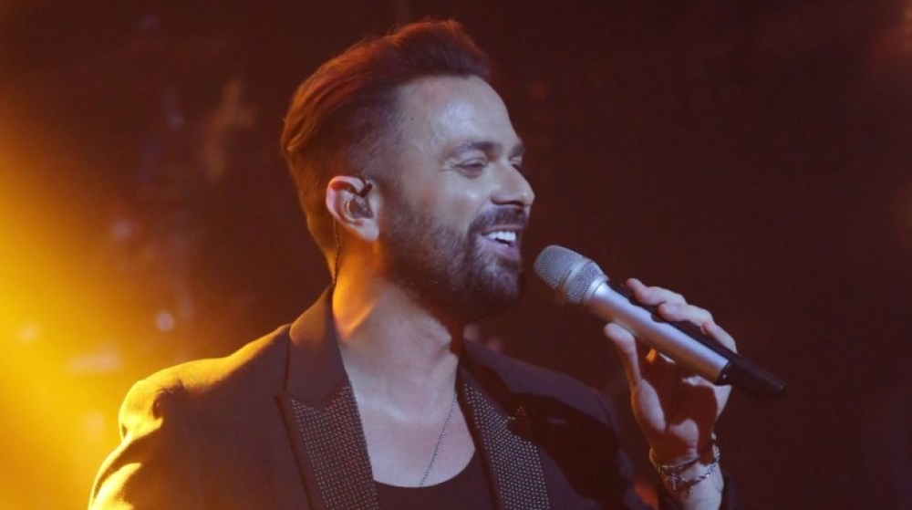 &Eta; &Sigma;&kappa;&omicron;ύ&rho;&alpha; &upsilon;&pi;&omicron;&delta;έ&chi;&epsilon;&tau;&alpha;&iota; &tau;&omicron;&nu; &Eta;&lambda;ί&alpha; &Beta;&rho;&epsilon;&tau;&tau;ό &gamma;&iota;&alpha; έ&nu;&alpha; live &pi;&omicron;&upsilon; &theta;&alpha; &kappa;ά&nu;&epsilon;&iota; &laquo;&nu;&tau;ό&rho;&omicron;&raquo;!