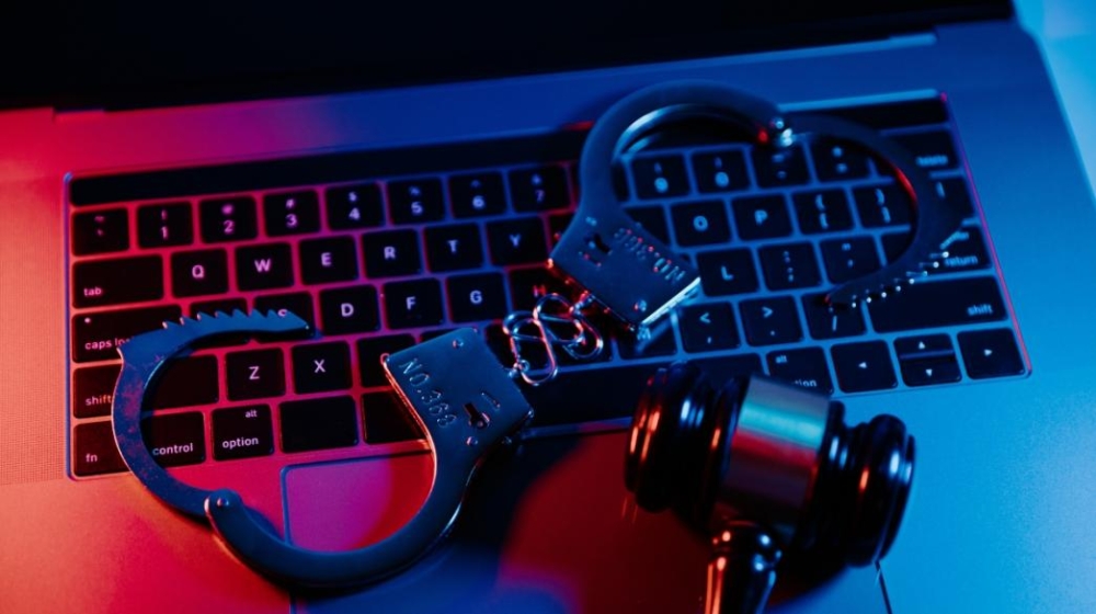 Ώ&rho;&alpha; &tau;&eta;&sigmaf; &Delta;&iota;&kappa;&alpha;&iota;&omicron;&sigma;ύ&nu;&eta;&sigmaf; &gamma;&iota;&alpha; &tau;&omicron; &kappa;ύ&kappa;&lambda;&omega;&mu;&alpha; &tau;&eta;&lambda;&epsilon;-&laquo;&pi;&epsilon;&iota;&rho;&alpha;&tau;&epsilon;ί&alpha;&sigmaf;&raquo; &sigma;&tau;&eta; &Lambda;&alpha;&kappa;&omega;&nu;ί&alpha;