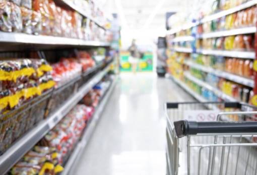 Ακρίβεια: Αυξήσεις και μειώσεις τιμών στα ράφια των σουπερμάρκετ