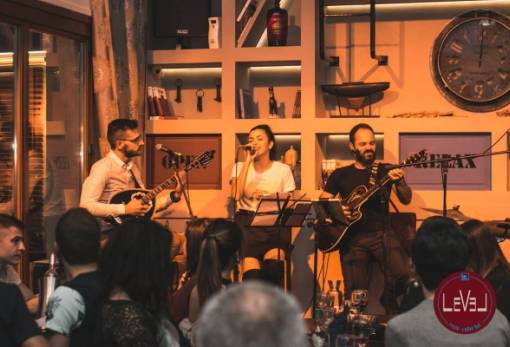 Ο Τάσος Σκιαδάς και η παρέα του σε ένα εορταστικό live στο Level!