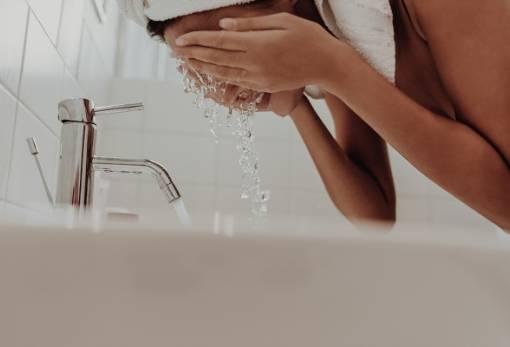 5 tips για να μην ξυπνάς με πρησμένο πρόσωπο