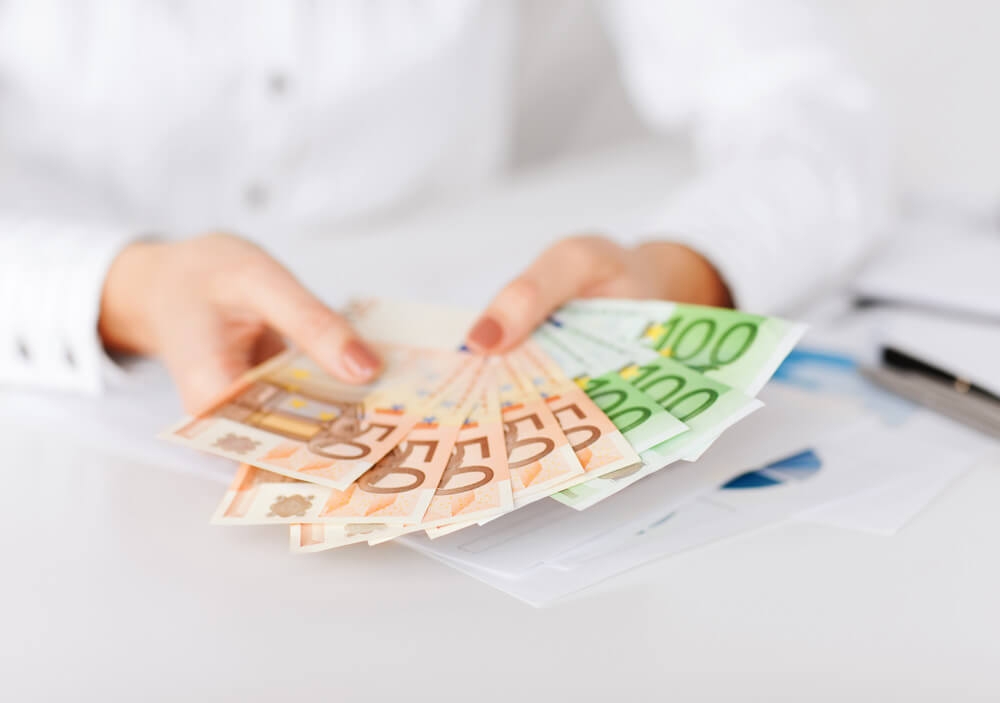 &Kappa;&alpha;&tau;ώ&tau;&alpha;&tau;&omicron;&sigmaf; &mu;&iota;&sigma;&theta;ό&sigmaf;: &Omicron;&iota; &epsilon;&upsilon;&rho;&omega;&pi;&alpha;ϊ&kappa;έ&sigmaf; &chi;ώ&rho;&epsilon;&sigmaf; &pi;&omicron;&upsilon; &kappa;&alpha;&tau;έ&gamma;&rho;&alpha;&psi;&alpha;&nu; &tau;&iota;&sigmaf; &mu;&epsilon;&gamma;&alpha;&lambda;ύ&tau;&epsilon;&rho;&epsilon;&sigmaf; &alpha;&upsilon;&xi;ή&sigma;&epsilon;&iota;&sigmaf;