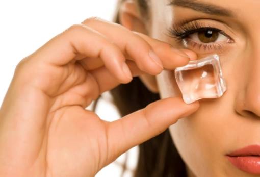 Τι θα συμβεί στο δέρμα σου αν βάζεις παγάκια στο πρόσωπο κάθε μέρα