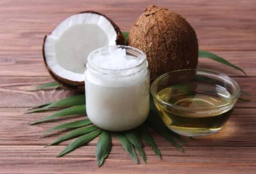 Λάδι καρύδας: Είναι πάντα στη skincare ρουτίνα μου και κάνει για δέρμα, μαλλιά και ευεξία