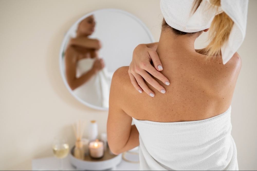 Back acne: 6 &sigma;&upsilon;&mu;&beta;&omicron;&upsilon;&lambda;έ&sigmaf;  &gamma;&iota;&alpha; &pi;&iota;&omicron; &kappa;&alpha;&theta;&alpha;&rho;ή &epsilon;&pi;&iota;&delta;&epsilon;&rho;&mu;ί&delta;&alpha;