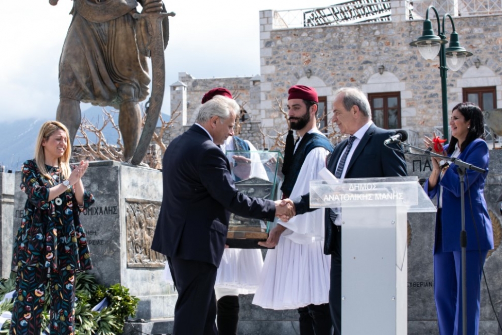 &Tau;&omicron; &laquo;ά&sigma;&tau;&rho;&omicron;&raquo; &tau;&omicron;&upsilon; &pi;&alpha;&gamma;&kappa;ό&sigma;&mu;&iota;&omicron;&upsilon; &iota;&alpha;&tau;&rho;&omicron;ύ &tau;&eta;&sigmaf; &Mu;ά&nu;&eta;&sigmaf; έ&lambda;&alpha;&mu;&psi;&epsilon; &tau;&eta; 17&eta; &Mu;&alpha;&rho;&tau;ί&omicron;&upsilon;