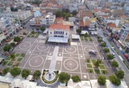 Οι γυναίκες μπροστά στο Δήμο Σπάρτης