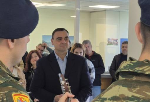 Παραδοσιακά Πρωτοχρονιάτικα κάλαντα έψαλαν οπλίτες του ΚΕΕΜ στον Θ. Βερούτη