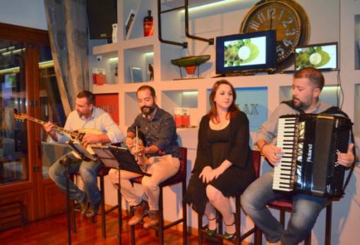 Ο Ηλ. Καππάκος και η ορχήστρα του στη σκηνή του «Level»!