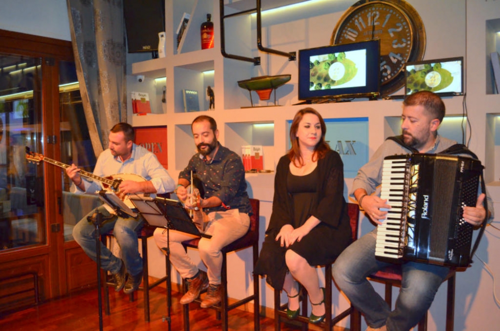 &Omicron; &Eta;&lambda;. &Kappa;&alpha;&pi;&pi;ά&kappa;&omicron;&sigmaf; &kappa;&alpha;&iota; &eta; &omicron;&rho;&chi;ή&sigma;&tau;&rho;&alpha; &tau;&omicron;&upsilon; &sigma;&tau;&eta; &sigma;&kappa;&eta;&nu;ή &tau;&omicron;&upsilon; &laquo;Level&raquo;!