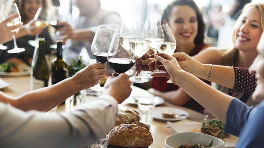 &Pi;&Omicron;&Upsilon;: &Omicron;&iota; &Epsilon;&upsilon;&rho;&omega;&pi;&alpha;ί&omicron;&iota; &pi;&alpha;&rho;&alpha;&mu;έ&nu;&omicron;&upsilon;&nu; &omicron;&iota; &mu;&epsilon;&gamma;&alpha;&lambda;ύ&tau;&epsilon;&rho;&omicron;&iota; &kappa;&alpha;&tau;&alpha;&nu;&alpha;&lambda;&omega;&tau;έ&sigmaf; &alpha;&lambda;&kappa;&omicron;ό&lambda; &pi;&alpha;&gamma;&kappa;&omicron;&sigma;&mu;ί&omega;&sigmaf;