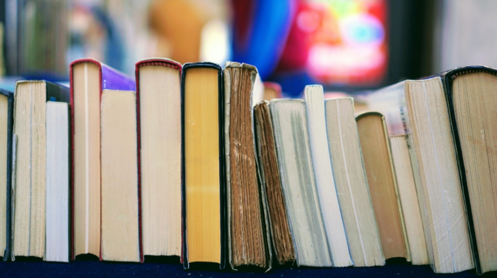 &Mu;&pi;&alpha;&zeta;ά&rho; &beta;&iota;&beta;&lambda;ί&omicron;&upsilon;  &sigma;&tau;&eta; &laquo;&Sigma;&kappa;&eta;&nu;ή&raquo; &Sigma;&pi;ά&rho;&tau;&eta;&sigmaf;