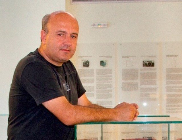 &laquo;&Pi;&Rho;&Omicron;&Sigma;&Omega;&Pi;&Alpha; &delta;ί&pi;&lambda;&alpha; &mu;&alpha;&sigmaf;&raquo;: &Gamma;&iota;ά&nu;&nu;&eta;&sigmaf; &Gamma;&kappa;&lambda;έ&kappa;&alpha;&sigmaf;.