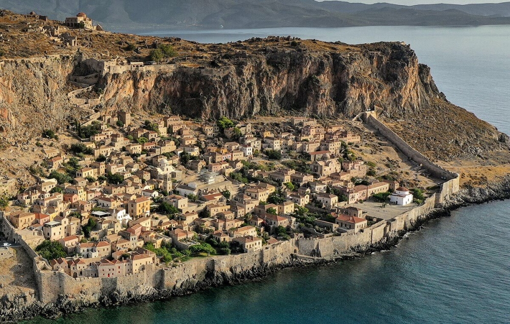 &Kappa;&omicron;ύ&lambda;&omicron;&upsilon;&mu;&alpha; &mu;&epsilon; &alpha;&epsilon;&tau;ό, &epsilon;&delta;έ&sigma;&mu;&alpha;&tau;&alpha; &kappa;&alpha;&iota; &mu;&omicron;&upsilon;&sigma;&iota;&kappa;ή &sigma;&tau;&omicron; &Kappa;ά&sigma;&tau;&rho;&omicron; &Mu;&omicron;&nu;&epsilon;&mu;&beta;&alpha;&sigma;ί&alpha;&sigmaf;