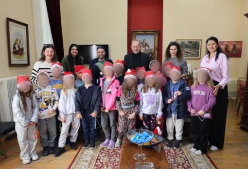 Με κάλαντα από παιδικές φωνές γέμισε το Δημαρχείο Γυθείου