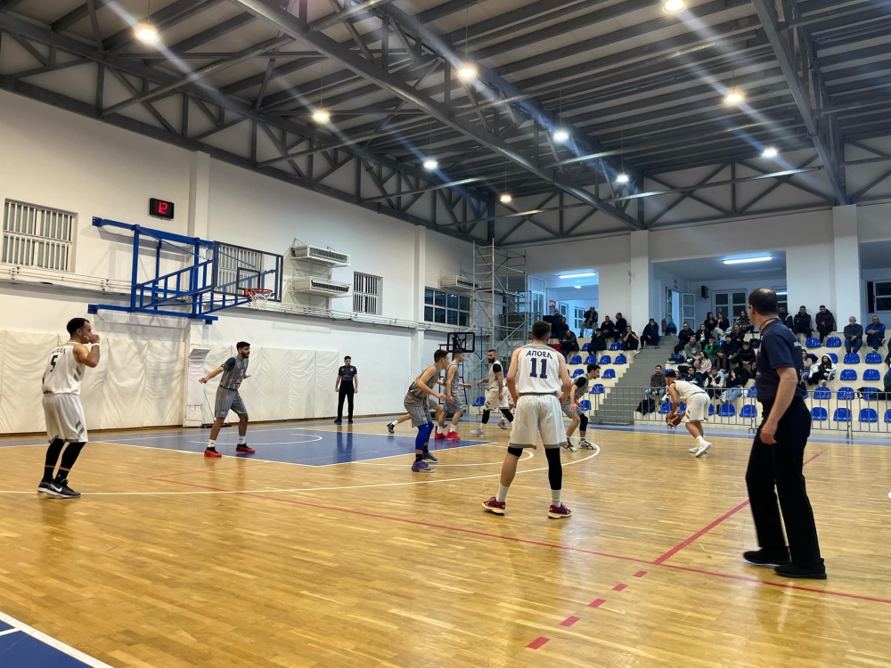 &Alpha;1΄ &Epsilon;&Kappa;&Alpha;&Sigma;&Kappa;&Epsilon;&Nu;&Omicron;&Pi;: &Tau;&rho;ί&tau;&eta; &sigma;&epsilon;&rho;ί &nu;ί&kappa;&eta; &gamma;&iota;&alpha; &Lambda;ά&kappa;&omega;&nu;&alpha;, &laquo;&rho;&omicron;&zeta; &phi;ύ&lambda;&lambda;&omicron;&raquo; &kappa;&alpha;&iota; &omicron; &Alpha;&Pi;&Omicron;&Epsilon;&Lambda;