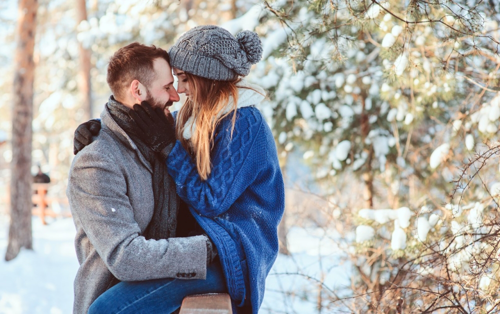 &Pi;&omega;&sigmaf; &epsilon;&kappa;&delta;&eta;&lambda;ώ&nu;&epsilon;&iota; &tau;&eta;&nu; &alpha;&gamma;ά&pi;&eta; &tau;&omicron;&upsilon; έ&nu;&alpha;&sigmaf; ά&nu;&tau;&rho;&alpha;&sigmaf;: &Tau;&alpha; &sigma;&eta;&mu;ά&delta;&iota;&alpha; &tau;&omicron;&upsilon; &alpha;&lambda;&eta;&theta;&iota;&nu;&omicron;ύ έ&rho;&omega;&tau;&alpha;