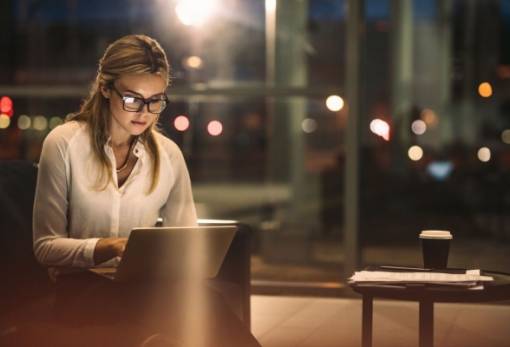 ΕΚΠΑ: Η νυχτερινή εργασία αυξάνει την πιθανότητα ακανόνιστης περιόδου