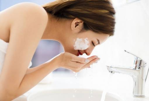 3 συνήθειες στο μπάνιο που πρέπει να αλλάξεις για το καλό της επιδερμίδας σου
