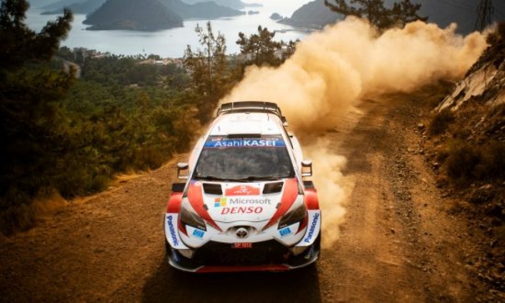 &Sigma;&tau;&eta; &Lambda;&alpha;&mu;ί&alpha; &eta; &delta;&iota;&epsilon;&xi;&alpha;&gamma;&omega;&gamma;ή &tau;&omicron;&upsilon; &Rho;ά&lambda;&lambda;&upsilon; &Alpha;&kappa;&rho;ό&pi;&omicron;&lambda;&iota;&sigmaf;