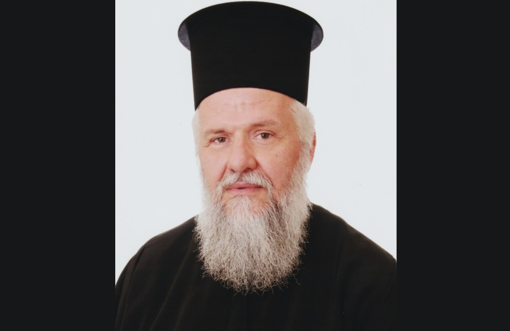 &Tau;&rho;&iota;&chi;&epsilon;ί&lambda;&eta;&sigmaf; &gamma;&iota;&alpha; &epsilon;&kappa;&delta;&eta;&mu;ί&alpha; &Alpha;&rho;&chi;&alpha;&mu;&alpha;&nu;&delta;&rho;ί&tau;&eta; &Gamma;&epsilon;&rho;. &Pi;&epsilon;&tau;&rho;&omicron;&lambda;έ&kappa;&alpha;: &laquo;&Phi;&omega;&tau;&epsilon;&iota;&nu;ό &pi;&alpha;&rho;ά&delta;&epsilon;&iota;&gamma;&mu;&alpha;  &pi;ί&sigma;&tau;&eta;&sigmaf; &kappa;&alpha;&iota; &pi;&rho;&omicron;&sigma;&phi;&omicron;&rho;ά&sigmaf;&raquo;