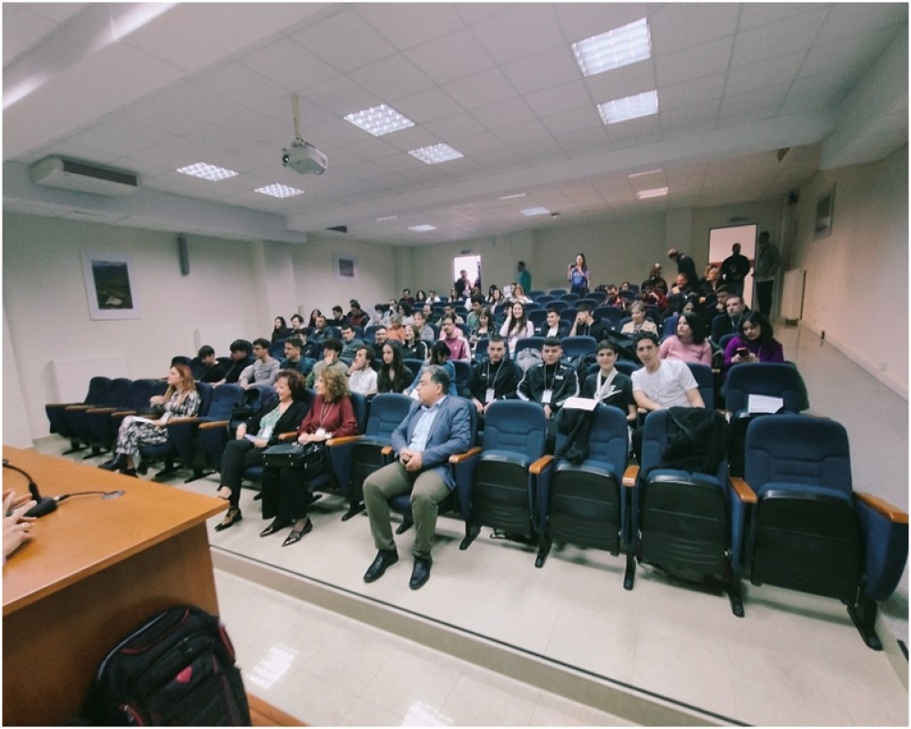 &Mu;&epsilon; &tau;&omicron; &beta;&lambda;έ&mu;&mu;&alpha; &sigma;&tau;&omicron; &mu;έ&lambda;&lambda;&omicron;&nu; &tau;&omicron; &Phi;&omicron;&iota;&tau;&eta;&tau;&iota;&kappa;ό-&Mu;&alpha;&theta;&eta;&tau;&iota;&kappa;ό  &Sigma;&upsilon;&nu;έ&delta;&rho;&iota;&omicron; &Psi;&eta;&phi;&iota;&alpha;&kappa;ώ&nu; &Sigma;&upsilon;&sigma;&tau;&eta;&mu;ά&tau;&omega;&nu; &sigma;&tau;&eta; &Sigma;&pi;ά&rho;&tau;&eta;