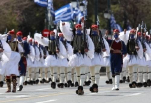 Ρίγη συγκίνησης και εθνική υπερηφάνεια σκόρπισαν οι Εύζωνες