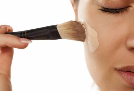 Τα μυστικά για να απλώνεις το foundation στο πρόσωπό σου