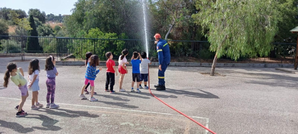 &Pi;&upsilon;&rho;&omicron;&sigma;&beta;&epsilon;&sigma;&tau;&iota;&kappa;ή &pi;&alpha;&iota;&delta;&epsilon;ί&alpha; έ&lambda;&alpha;&beta;&alpha;&nu; &omicron;&iota; &mu;&alpha;&theta;&eta;&tau;έ&sigmaf; &tau;&omicron;&upsilon; &Delta;&eta;&mu;&omicron;&tau;&iota;&kappa;&omicron;ύ &Sigma;&chi;&omicron;&lambda;&epsilon;ί&omicron;&upsilon; &Beta;&lambda;&alpha;&chi;&iota;ώ&tau;&eta;