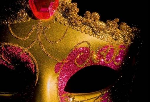 Μασκέ πάρτι από τη «Γνωστή Παρέα»!