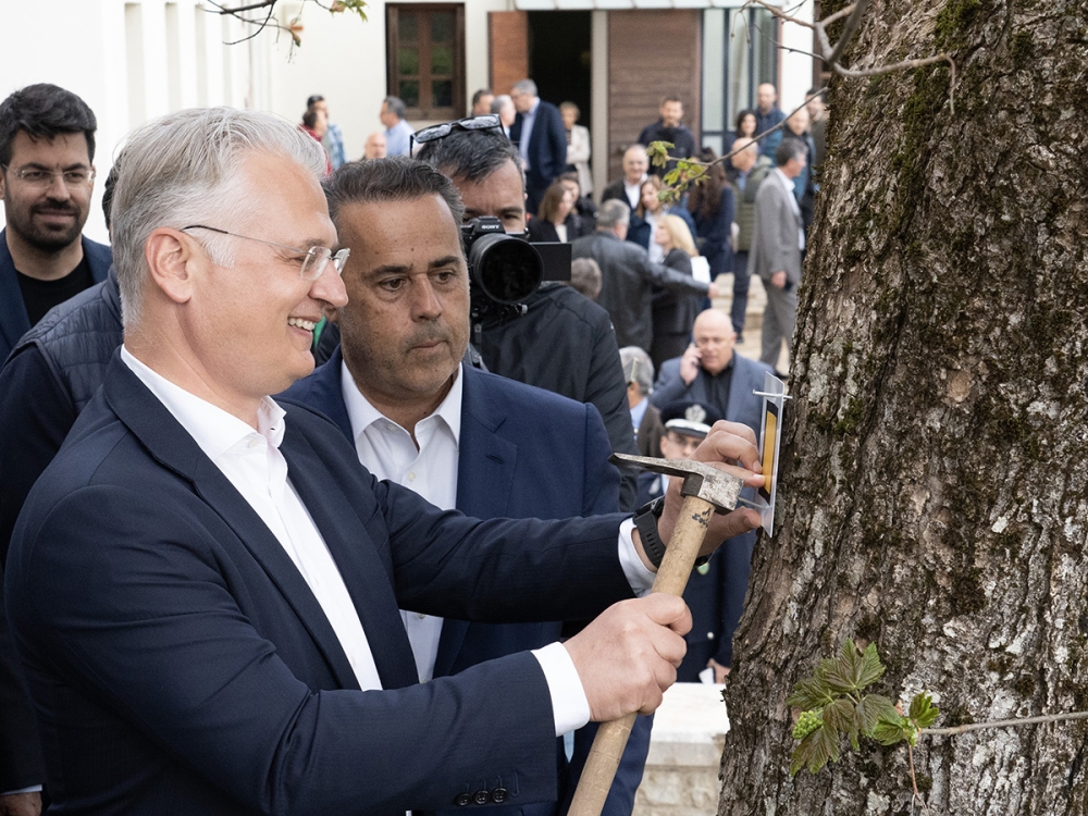 Peloponnese Trails: &Epsilon;&gamma;&kappa;&alpha;&iota;&nu;&iota;ά&sigma;&tau;&eta;&kappa;&epsilon; &tau;&omicron; &mu;&epsilon;&gamma;&alpha;&lambda;ύ&tau;&epsilon;&rho;&omicron; &delta;ί&kappa;&tau;&upsilon;&omicron; &pi;&epsilon;&zeta;&omicron;&pi;&omicron;&rho;&iota;&kappa;ώ&nu; &delta;&iota;&alpha;&delta;&rho;&omicron;&mu;ώ&nu; &sigma;&tau;&eta;&nu; &Epsilon;&lambda;&lambda;ά&delta;&alpha;