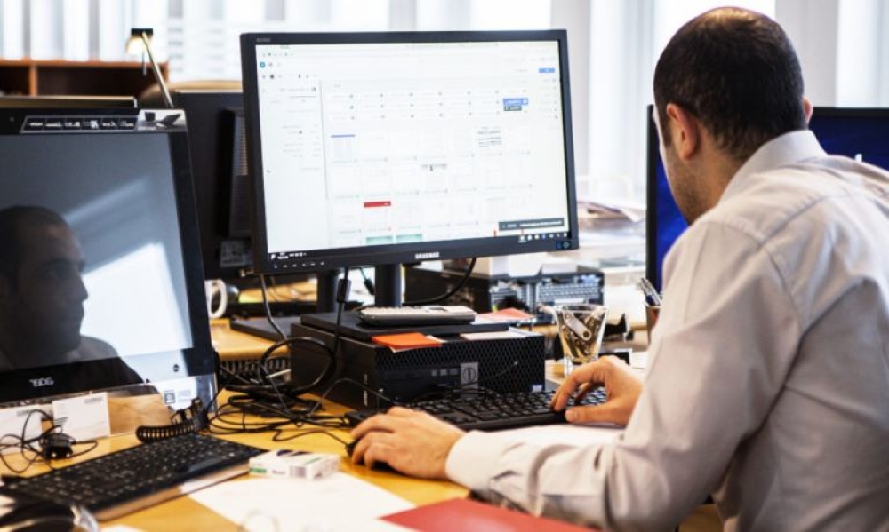 Έ&rho;&chi;&epsilon;&tau;&alpha;&iota; &pi;&alpha;&rho;ά&lambda;&lambda;&eta;&lambda;&eta; &alpha;&pi;&alpha;&sigma;&chi;ό&lambda;&eta;&sigma;&eta; &delta;&eta;&mu;&omicron;&sigma;ί&omega;&nu; &upsilon;&pi;&alpha;&lambda;&lambda;ή&lambda;&omega;&nu; &sigma;&tau;&omicron;&nu; &iota;&delta;&iota;&omega;&tau;&iota;&kappa;ό &tau;&omicron;&mu;έ&alpha;