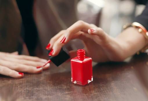 Πώς θα καταλάβεις ότι τα βερνίκια νυχιών έχουν χαλάσει;