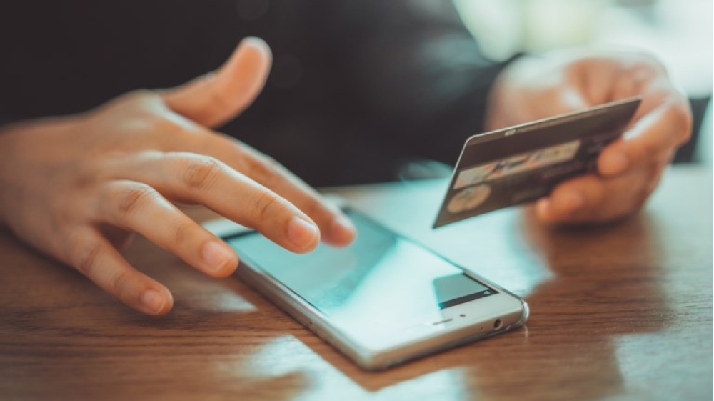 &Nu;έ&alpha; &eta;&lambda;&epsilon;&kappa;&tau;&rho;&omicron;&nu;&iota;&kappa;ή &alpha;&pi;ά&tau;&eta; &mu;&epsilon; &psi;&epsilon;ύ&tau;&iota;&kappa;&omicron; &laquo;&gamma;&iota;&omicron;&rho;&tau;&iota;&nu;ό &pi;&alpha;&kappa;έ&tau;&omicron;&raquo; &sigma;&tau;&omicron; ό&nu;&omicron;&mu;&alpha; &tau;&omicron;&upsilon; &Upsilon;&pi;&omicron;&upsilon;&rho;&gamma;&epsilon;ί&omicron;&upsilon; &Alpha;&nu;ά&pi;&tau;&upsilon;&xi;&eta;&sigmaf;