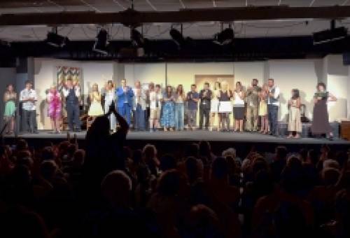 «Γαμπροί… απ’ το παράθυρο»: Η ευρηματική παράσταση της ΕΘΟΑΜ