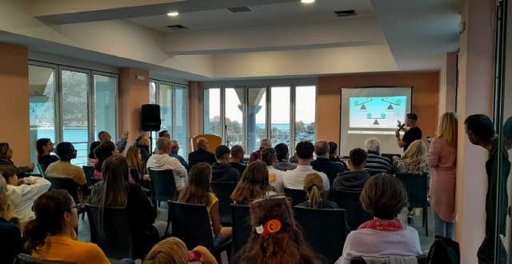 &Eta; &iota;&sigma;&omicron;&rho;&rho;&omicron;&pi;&eta;&mu;έ&nu;&eta; &delta;&iota;&alpha;&tau;&rho;&omicron;&phi;ή &sigma;&tau;&omicron;&nu; &Alpha;&theta;&lambda;&eta;&tau;&iota;&sigma;&mu;ό &sigma;&tau;&omicron; &epsilon;&pi;ί&kappa;&epsilon;&nu;&tau;&rho;&omicron; &epsilon;&kappa;&delta;ή&lambda;&omega;&sigma;&eta;&sigmaf; &sigma;&tau;&eta; &Mu;&omicron;&nu;&epsilon;&mu;&beta;&alpha;&sigma;&iota;ά