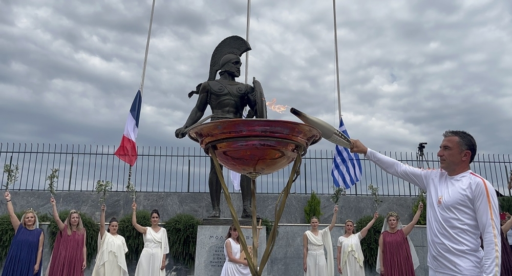 &Tau;&omicron; &Phi;&omega;&sigmaf; &tau;&omicron;&upsilon; &Omicron;&lambda;&upsilon;&mu;&pi;&iota;&sigma;&mu;&omicron;ύ έ&lambda;&alpha;&mu;&psi;&epsilon; &sigma;&tau;&eta; &Sigma;&pi;ά&rho;&tau;&eta;