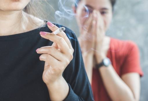 Παθητικό κάπνισμα: Έρευνα βρίσκει σύνδεση με την κολπική μαρμαρυγή